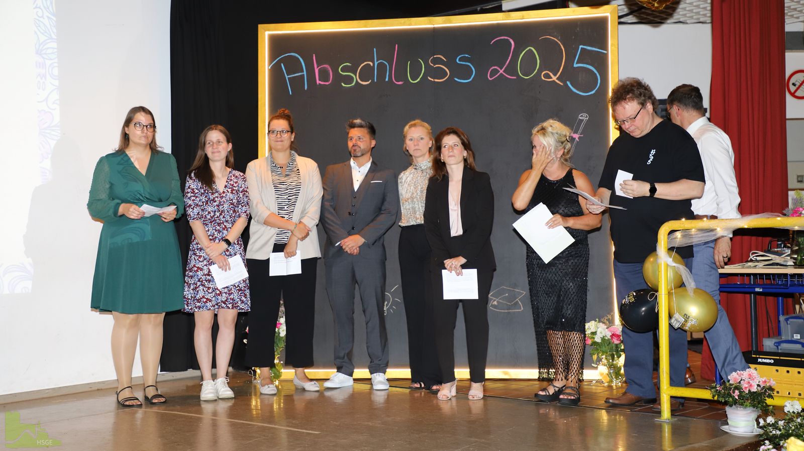 Glanzvoller Abschied: Zeugnisübergabe und Party zum Abschluss der Schulzeit